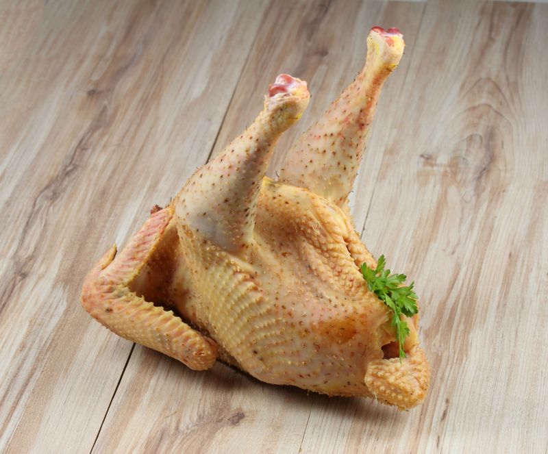 Vente de coq PAC ou effilé ou encore découpe de coq chez Avigros sur le MIN de Rungis en France